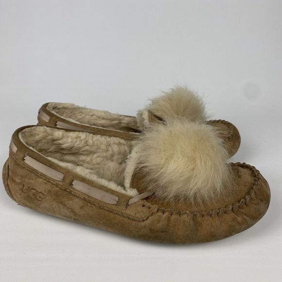 UGG DAKOTA POM POM CHESTNUT SUEDE MOCCASINS WOMEN`S SLIPPERS SIZE 10 US - Picture 1 of 12
